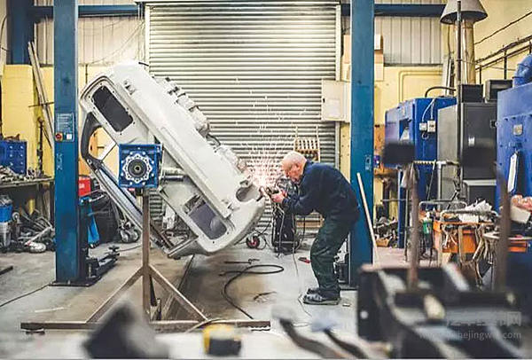 日本人半个世纪前用匠心造的车，英国人用匠心复活了它