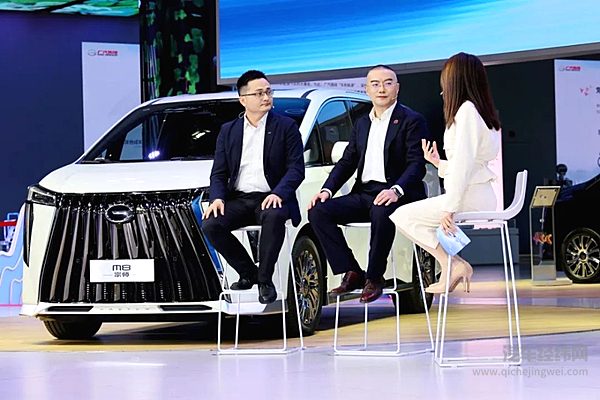 华为智能座舱产品线副总裁张敬彬（中）畅谈传祺M8