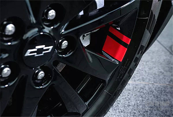 冲着年轻人来的雪佛兰Redline气场两米八！