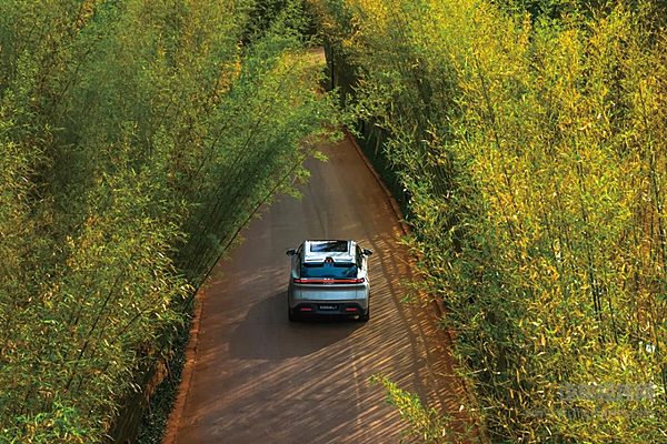 中国首个突破2000km超长续航的混动SUV是TA