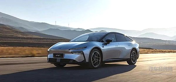 纯电中大型轿车二选一 星纪元ES性能不错能否挑战小鹏P7+？