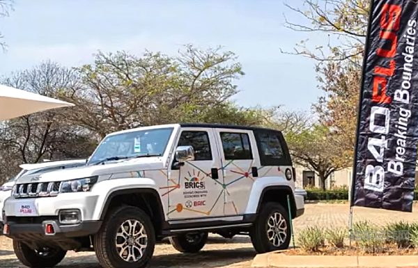 北京汽车连续10年荣耀护航全国两会