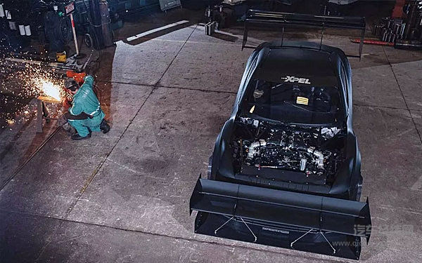 把尾翼装在车头？这是什么骚操作