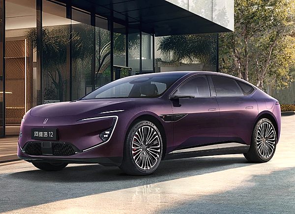 30万级纯电车型二选一 智界S7与阿维塔12谁的含华量更高？