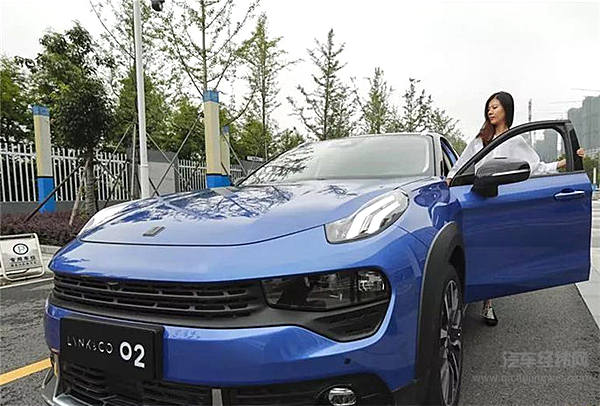 在吉利汽车（杭州湾）研发中心，一名参观者准备试驾领克02汽车