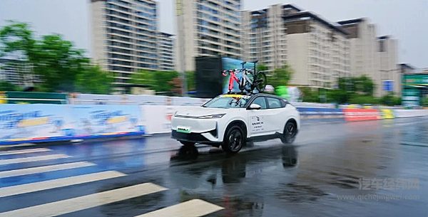 “换”个赛道更拉风！东风风神L7助力2025中国·成都天府绿道国际自行车赛圆满收官