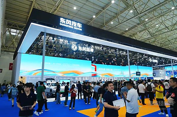 东风汽车华中车展秀 “技术肌肉” 五大自主新能源品牌领衔未来出行