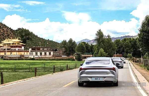 哪吒汽车的哪铁们极致旅行 走进邦达小学