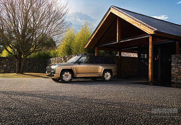 仰望全系亮相上海车展新车型全尺寸行政豪华SUV仰望U8L发布