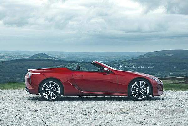 V8大自吸 雷克萨斯LC 500敞篷版一点也不“暴力”