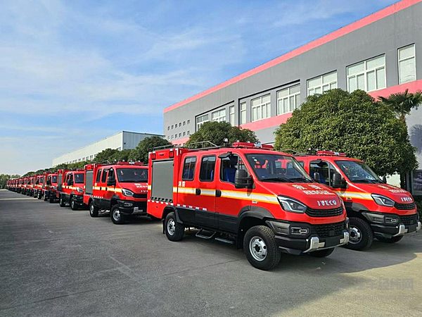 纵横复杂地形！欧霸·雷霆以硬核四驱越野力 赋能多行业作业需求