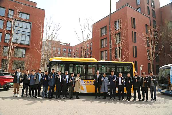 “科技冬奥”专项进展交流会暨冬奥模拟演练会上，与会者体验了无人中巴客车、共享轿车等多种无人驾驶车型