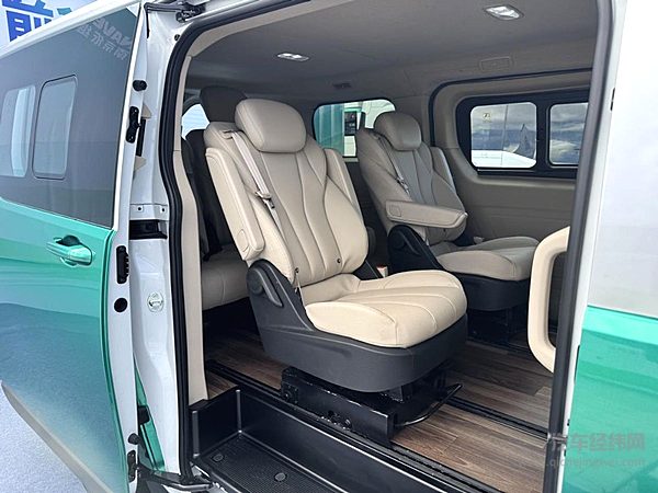 东盟博览会 依维柯聚星纯电乘用车重新定义都市的士新标准