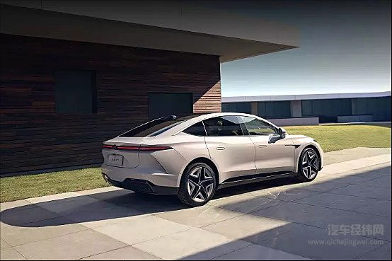 变相降价+权益升级 国家队真能赢在未来？