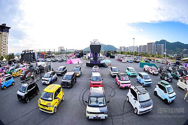 五菱宏光MINIEV敞篷版浪漫上市，新色、快充双重助力GAMEBOY上新