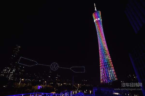 大众汽车品牌庆祝全新标识中国首发 盛大无人机表演闪耀广州塔