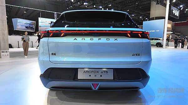 颠覆性升级！极狐新阿尔法T5搭载5C神行超充 十五万级市场迎来实力破局！