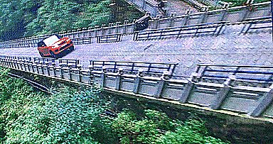 当路虎推出第一辆混动p400e，它还能玩越野吗？