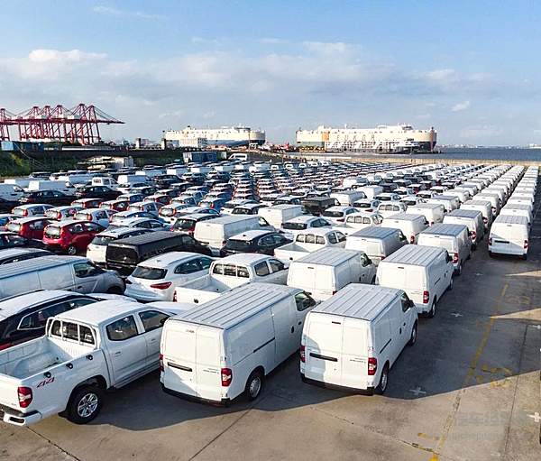 扬帆起航 上汽大通千余辆新能源车再次发运欧洲！