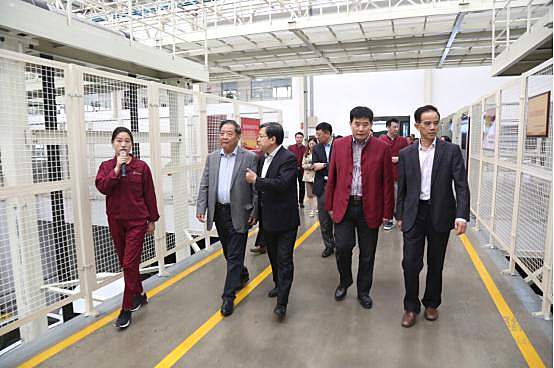 世界汽车工程师学会联合会(FISITA)主席、清华大学汽车产业与技术战略研究院院长赵福全(左三)、中国汽车工程学会名誉理事长付于武(左二)一行参观大乘汽车智慧工厂