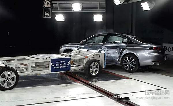 国内首次公开满载高速双向侧面碰撞试验 东风标致508L发起挑战