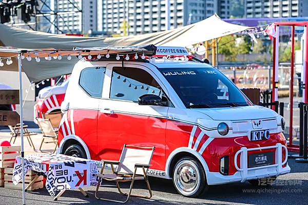 五菱宏光MINIEV敞篷版浪漫上市，新色、快充双重助力GAMEBOY上新