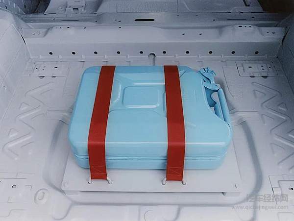 梅赛德斯-奔驰与Virgil Abloh 跨界力作G级艺术概念车揭晓