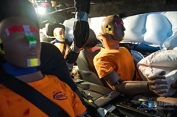 传祺M8宗师“金钟罩”护体 成功挑战货车“前后夹击”连环碰撞