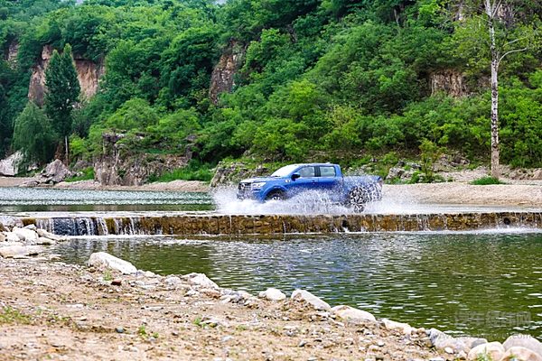 深度试驾全球高性能皮卡2.4T长城炮 冠军实力再进阶