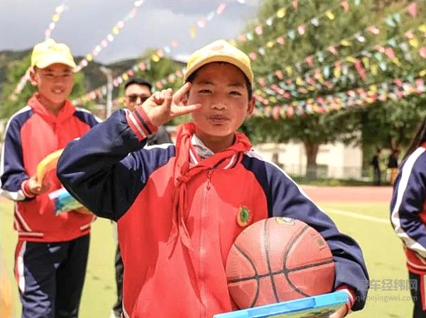 哪吒汽车的哪铁们极致旅行 走进邦达小学