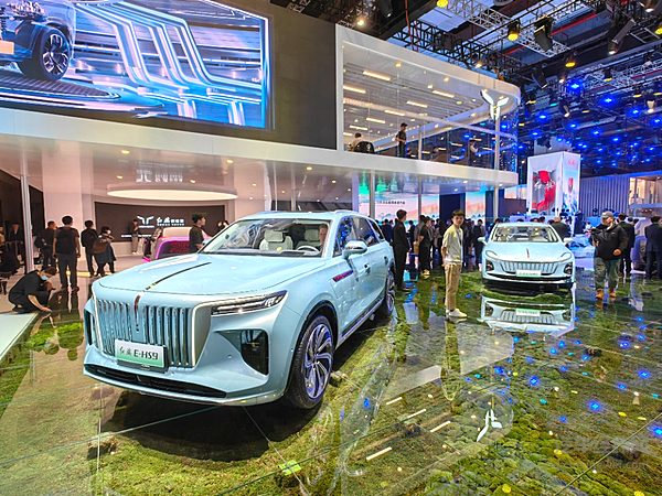 红旗品牌强势登陆上海车展 新能源时代能否成功转型？