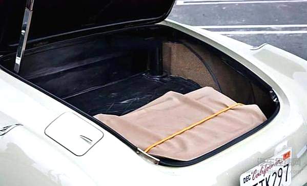 后备箱设计与现代汽车很相似