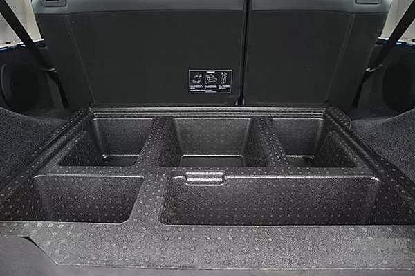 贴上专属标签的北京BJ40 Plus环塔冠军版让“儿子娃娃”们见识一下！