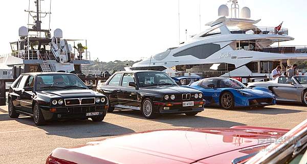 意大利远边海滩的汽车文化生活