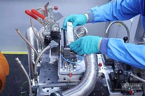 宝马展示其新一代电芯技术