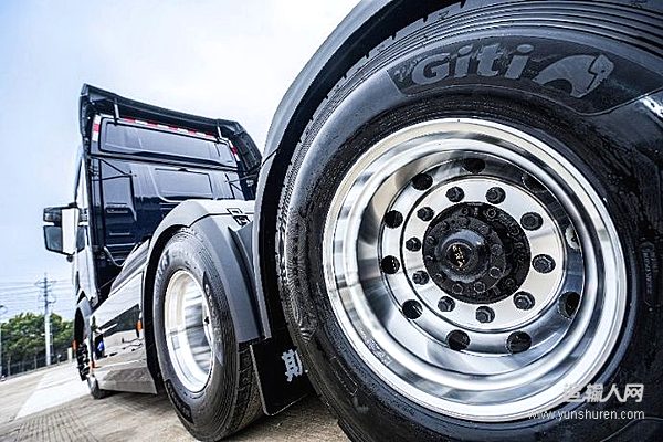 NEXT ERA重卡以500馬力黃金動(dòng)力，高效適配長(zhǎng)途干線，兼顧動(dòng)力與節(jié)油