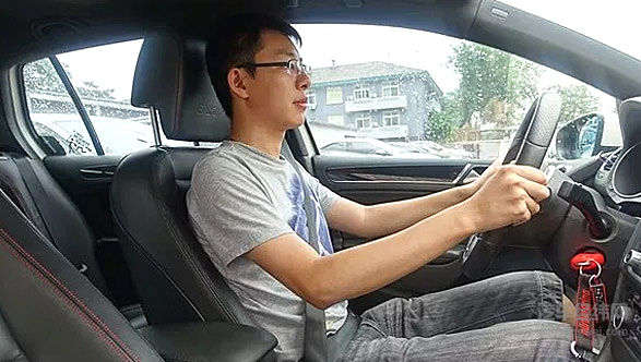 别搞错了，汽车头枕从来不是给你用来靠的