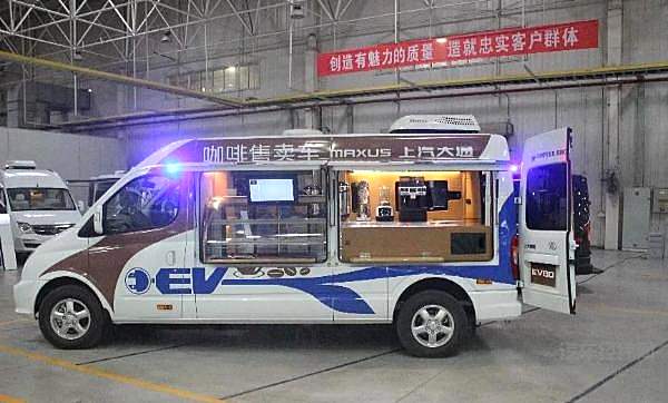 地摊经济走红 看似零门槛但其实也有专业要求！