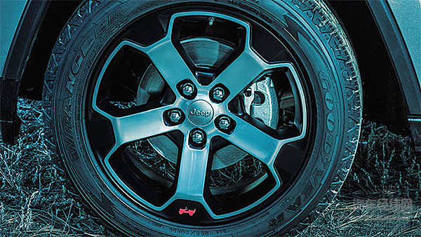 Jeep大切诺基越来越“野” 谁来降服？！