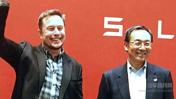 特斯拉CEO马斯克（左）与松下CEO津贺一宏（右）
