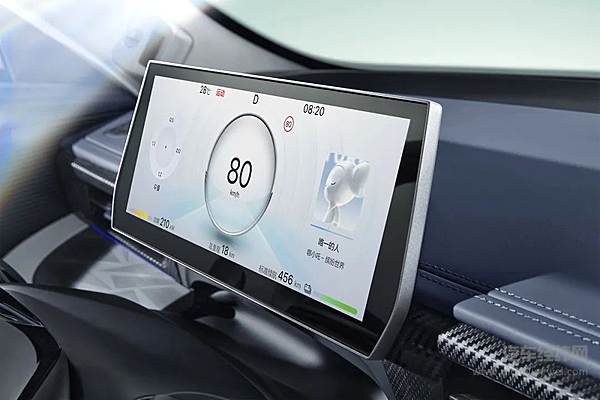 哪吒GT携手荷兰女王专属设计师发布中国首个SSDRESSCODE