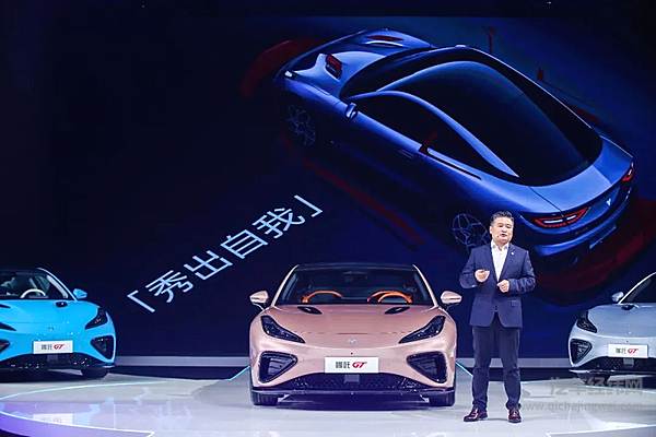 哪吒GT携手荷兰女王专属设计师发布中国首个SSDRESSCODE