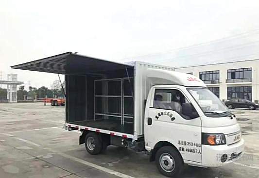 地摊经济走红 看似零门槛但其实也有专业要求！