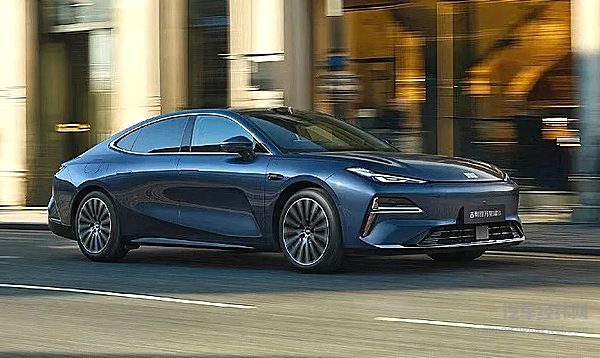 15万级插混轿车二选一 海豹07 DM-i与银河星耀8谁更值得？