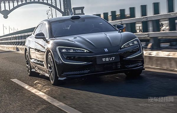 仰望U7|100km/h从容应对侧向追尾