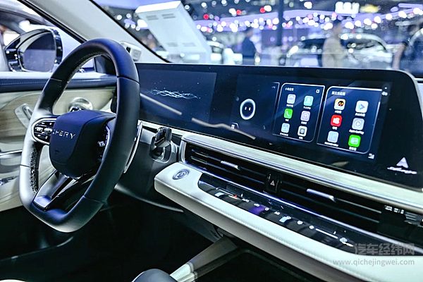 奇瑞风云A8 24.6英寸悬浮式双联屏