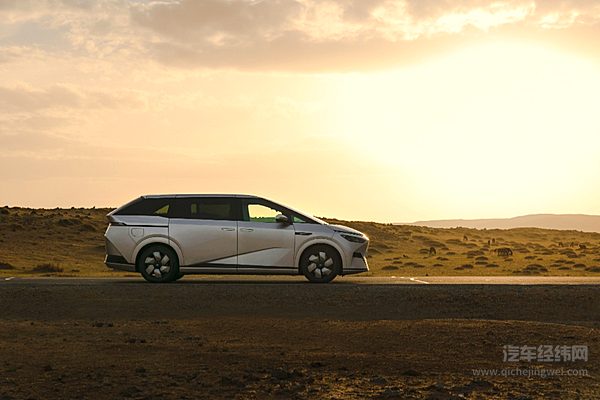 都是新物种 LEVC 380能否挑战小鹏X9？