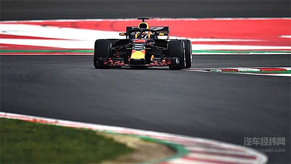 F1战火重燃 阿斯顿·马丁在赛道上驰骋的感觉真的很不错