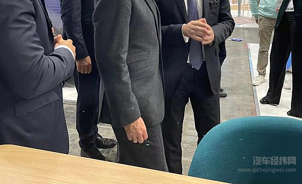 上汽大通MAXUS新能源车亮相巴黎车展，展台吸引法国总统参观打卡