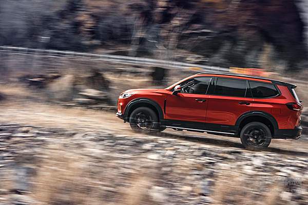 上汽MAXUS D90 Pro 行驶在山路上